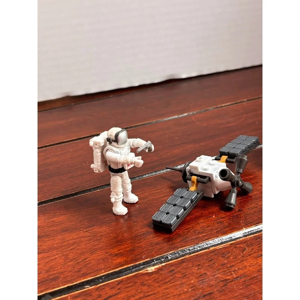 Mega Bloks Call of Duty Icarus Astronaut Trooper Figures & Satellite Drone